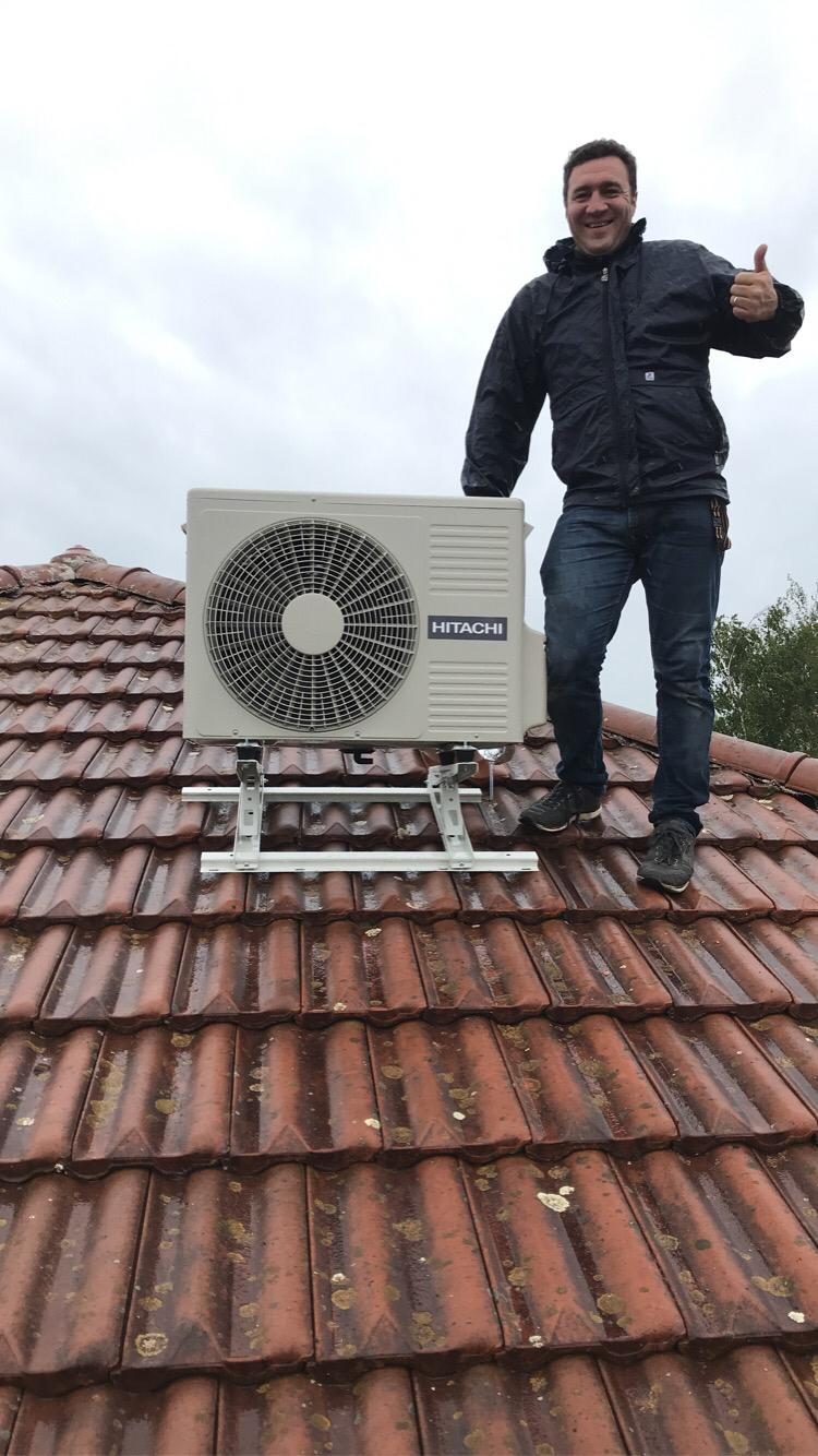 Mathieu Maurin, fondateur Easy Calo, sur un chantier d'installation de pompe à chaleur à Béligneux